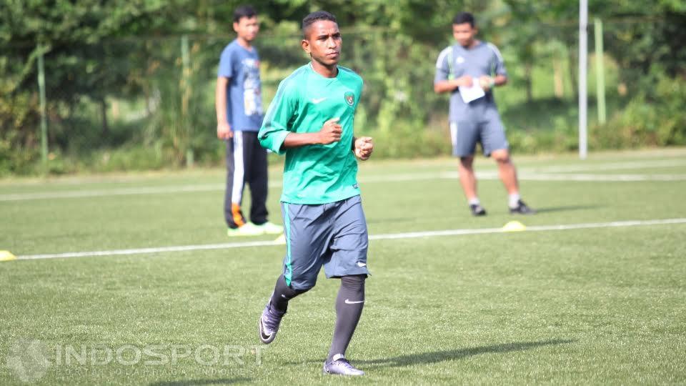 Pemain PS TNI, Panji Lestaluhu mengikuti seleksi Timnas Indonesia U-19, Senin (25/07/16). (INDOSPORT/Herry Ibrahim)
